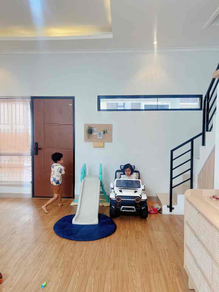 Hallo tetangga online🤗
Sedikit cerita soal pojok bermain ini, yg tadinya mau dibikin spot meja kerja tapi karna anak2 gaada play room jadi kita fungsikan untuk spot bermain anak aja biar mereka happy🤗

Tak lupa untuk bagian perosotan kami tambahkan matras empuk dan karpet kecil agar permukaan tidak keras dan licin.. 

Bagaimana menurut tetangga online? Spot untuk anak lebih diprioritaskan juga kan? 🥰


#perosotananak #mobilaki #venetianblind #smartdoorlock #penutupsaklar #lemarilaci #pegboard #pigurafoto #tanamanbambu #keranjangikea #rumahramahanak #materialramahanak #childfriendlyhome

