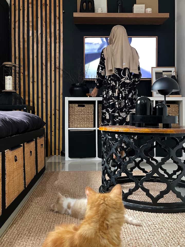 —— Me Time Favorite ✨

Biasanya Me-time aku itu pas anak-anak lagi sekolah, karena bisa beres-beres rumah atau nonton drakor dengan tenang sambil minum kopi.

Tapi berhubung lagi puasa, dan nggak banyak tenaga buat beres-beres rumah, jadi kali ini me-time nya main bareng anabul di #ruangTV ini. Kombinasi meja kayu, warna hitam bold dan karpet yang nyaman bikin me-time aku jadi lebih menyenangkan! 🖤🤎🤍


#wallbatten #sofacustom #storagetv #storagebox #roundtable #standingtable #tablelamp #ikeakallax #ikeadrona #karpet #rug #ruangtv #ruangtamu #ruangkeluarga #livingroom #livingroominspo #MomenDiRumah #InspirasiDekorasi #RuanganFavorit