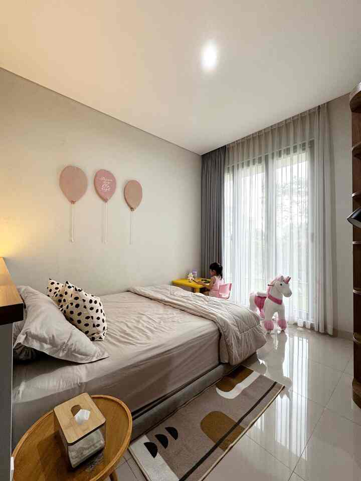 Setuju ngga sih kalau pemilihan material furnitur buat anak itu harus yg aman?

Maka dari itu aku menggunakan furniture seperti dipan kasur yg tidak tinggi, menggunakan cermin yg memiliki frame lembut, serta penggunaan meja & kursi belajar plastik yg colorful🎀🎠 Tidak lupa menambah beberapa material dekoratif simple namun tetap memiliki looks yg manis.

#MejaBelajarAnak / #WallpaperEstetik / #WallpaperDinding / #WarnaCatRumah / #TempatTidurAnak
 #RumahRamahAnak #MaterialRamahAnak #FurniturRamahAnak
#MejaBelajarAnak /
#WallpaperEstetik / #WallpaperDinding /
#WarnaCatRumah / #TempatTidurAnak
#ChildFriendlyHome
 #InspirasiDekorasiRumah / #RumahNyaman / #InspirasiHomeStyling