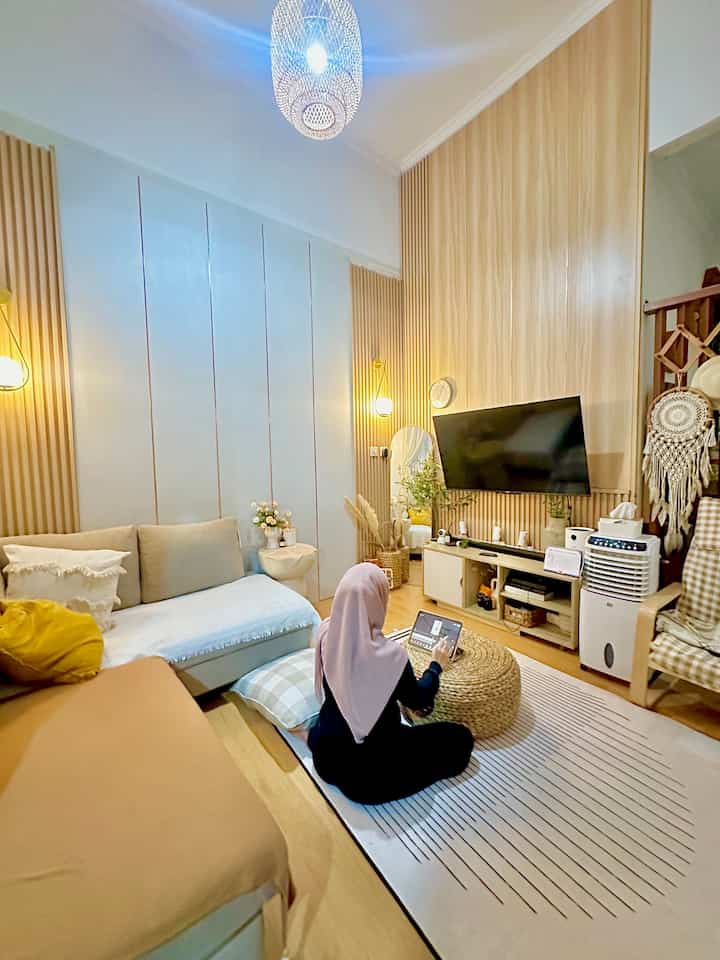 Satu ruang dengan berbagai aktivitas
Di ruang tv ini saya biasa bersantai,bekerja,membaca buku atau sekedar melihat netflix.Diruangan ini jg merupakan ruangan yg paling saya gemari karena sebagai tempat berkumpulnya keluarga

Malam hari bekerja sambil minum kopi dengan dekoratif yg warm memberikan vibes yg semakin hangat.ruangan favku untuk mencari ide konten inspiratif
Untuk siang hari aku biasa gunakan membaca buku dan bersantai setelah melakukan pekerjaan rumah seharian
Semoga menginspirasi teman-teman semua 🥰
#lampurotan #karpetkameleon #bantalikea #MomenDiRumah #InspirasiDekorasi #RuanganFavorit