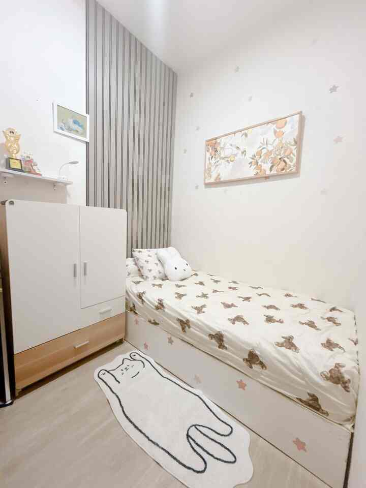pas awal aku decor kamar anak ini yang pertama aku pengen pakai lemari khusus untuk anak agar mudah untuk menjangkau pakaiannya sendiri dan karpet yang empuk.
untuk tempat tidur aku pilih tidak terlalu tinggi agar anak mudah naik ke tempat tidur,untuk lantai spc aku pilih yang bisa di pasang langsung tanpa menggunakan lem dan juga agar anak terjatuh tidak langsung terkena lantai keramik,semoga terinspirasi ya 
#lemarianak #karpetanak #spclantai  #RumahRamahAnak #MaterialRamahAnak
 #ChildFriendlyHome