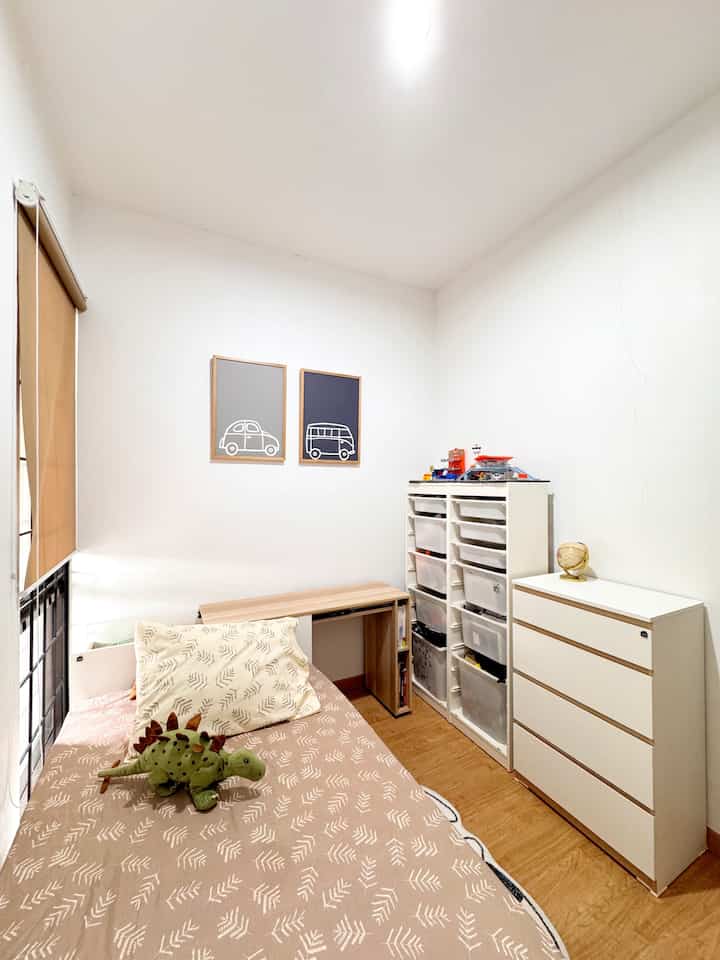 Kamar anak ukuran 3x2m, kami sengaja memilih divan multifungsi yang bisa di adjust jadi meja belajar agar praktis dan ringkes
Ada banyak storage untuk simpan barang jadi rapi, bagian ujung divan juga ada lengkungan jadi aman untuk anak tidak tajam
Pemilihan roller blind warna coklat agar ruangan terkesan simple 

#RumahRamahAnak #MaterialRamahAnak #ChildFriendlyHome #InspirasiKamarAnak #KamarAnakMungil #PlayRoom #KamarAnakMinimalis #KamarAnakMungil 