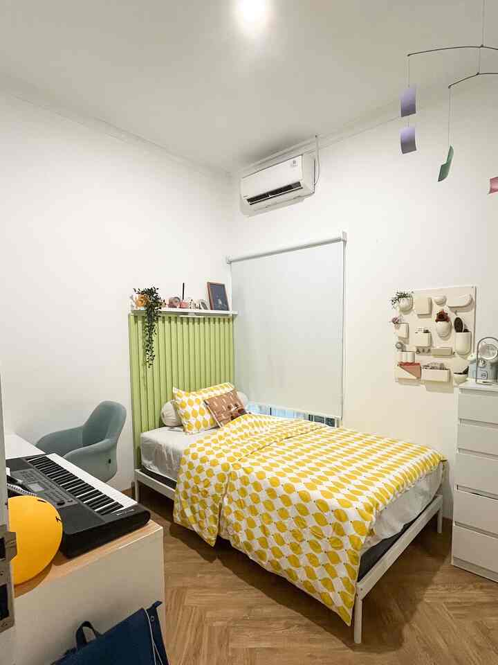 Welcome to Ava’s room. Ruangan paling heboh dan colorful di rumah. Tbh, belum ada 3 bulan nih Ava tidur sendiri di kamarnya. Jadi, sengaja pilih bed frame yg ga terlalu tinggi, dan kasur yang ga terlalu keras tapi tetap nyaman. Karena super colorful, jadi dinding putih tetap jadi pilihan. #BedFrameAnak #DivanAnak #KasurAnak #CatJotunChi #RumahRamahAnak #MaterialRamahAnak #ChildFriendlyHome