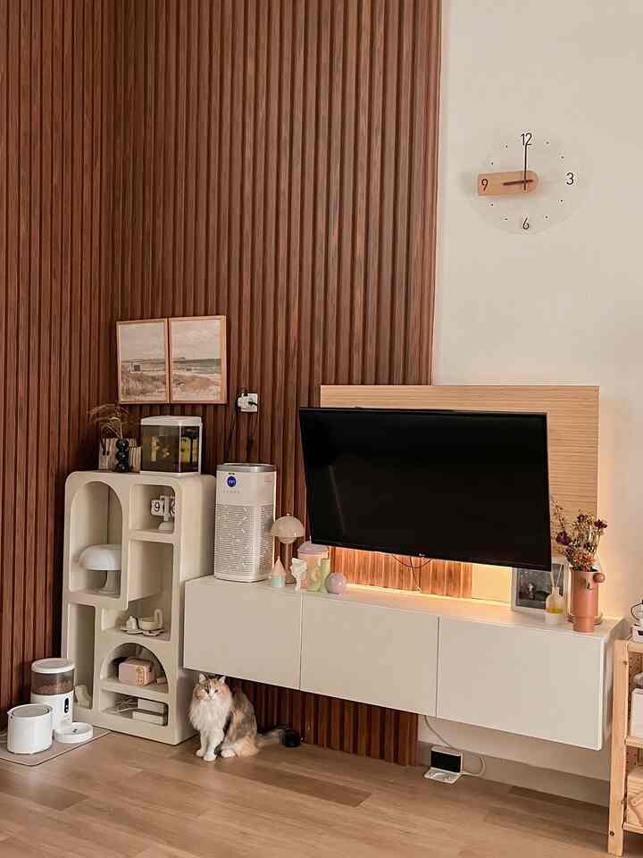 Kalo ditanya quality time ala aku, pastinya gegoleran sambil drakoran dan main bareng Puyo Mochi di living room ini. Duo anabul kesayangan yang paling suka main di sofabed di living room ini ini. #LivingRoom #PlayingwithCats #MomenDiRumah #InspirasiDekorasi #RuanganFavorit