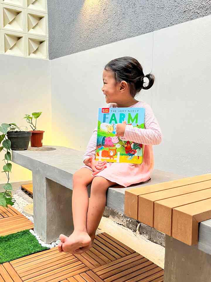 Salah satu tempat yang cozy dirumah untuk santai atau cuma sekedar baca buku ❤️ warna lampu yang hangat buat suasana menjadi syahdu ✨

#taman #rumputsintetis #tilewood #batukecil #lamputaman #bench
#MomenDiRumah
#InspirasiDekorasi
#RuangFavorit