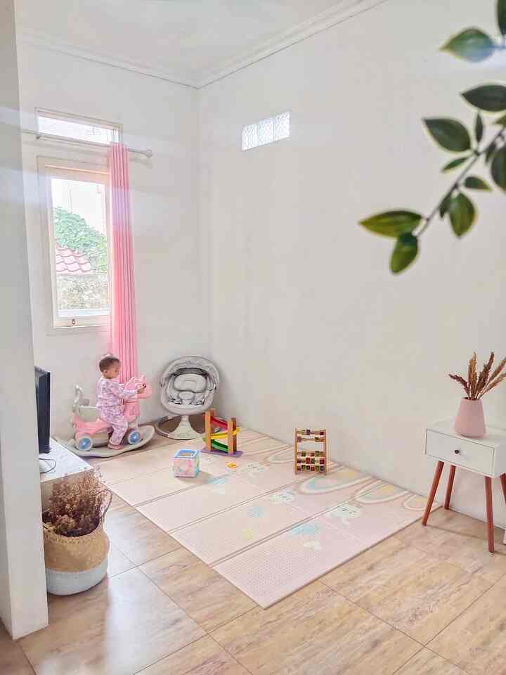 🔆 Kids Room 🔆

Punya anak yang masih usia satu tahunan membuat aku sangat hati-hati memilih furniture di rumah.
Sekarang kriterianya bertambah, yang dulunya hanya mementingkan kesenadaan dan aesthetic, kini aku harus mempertimbangkan tentang keamanannya untuk anak batita.
Tadinya ini adalah ruang tv, tapi sekarang berubah jadi kids room supaya mainan si anak terpusat di satu ruangan dan dia bebas eksplore di sini.
Barang-barang dan material yang kids friendly di ruangan ini di antaranya adalah:
🎀 Playmate yang empuk untuk alas bermain.
🎀 Mainan kuda-kudaan yang terbuat dari bahan plastik yang ringan.
🎀 Mainan edukasi untuk merangsang motorik halus si anak.
🎀 Baby swing untuk si anak bersantai
🎀 Meja tv yang berbahan particle board supaya tidak terlalu keras jika terbentur.
🎀 Lantai dengan granit matte supaya tidak licin.

#MainanEdukasi
#MainanAnak
#Kidsroom
#LantaiGranit
#Granitmatte
#BabySwing
#Baby
#Playmate
#RumahRamahAnak
#MaterialRamahAnak
#ChildFriendlyHome