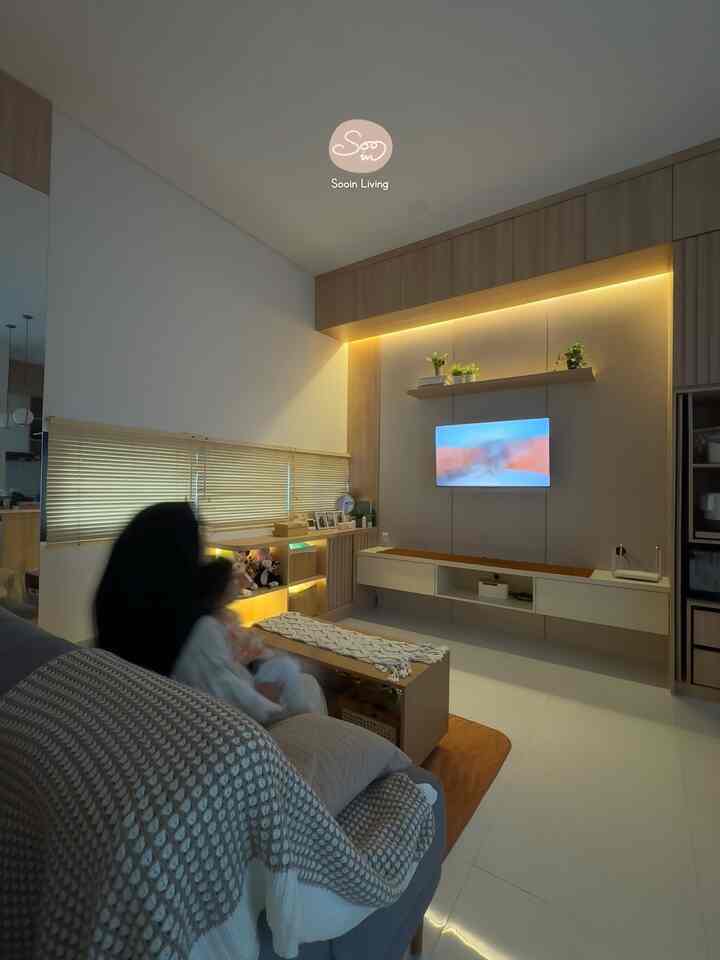 Sebagai IRT, udah pasti living room tempat yang paling nyaman buat bersantai bareng anak.. bisa sambil main atau sambil nonton, bahkan aku juga sering makan di sofa ini hihi..
Gak lupa biar lebih nyaman di sini, aku pasti sediain throw blanket dan bantal-bantal yang empuk. Tak lupa juga dekorasi yang sederhana tapi enak dipandang mata.. 💛  #MomenDiRumah #RuanganFavorit #RuanganFavoritKeluarga #InspirasiDekorasi #DekorasiLivingRoom #RuangKeluarga