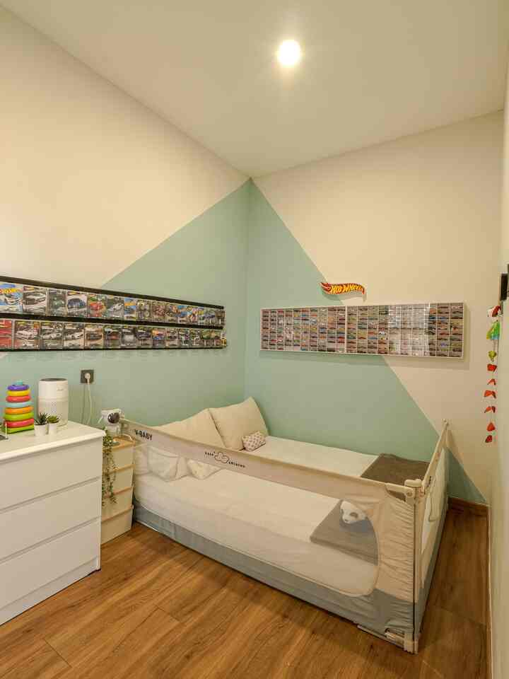 Hi, ini adalah kamar tidur anak aku. Sebisa mungkin kami menata ruangan ini agar aman dan nyaman untuk anak anak. Beberapa tips yang aku terapkan di kamar ini:
💡Gunakan cat yang mudah dibersihkan, jadi setelah anak anak coret coret dinding aku mudah membersihkanya.
💡 Gunakan kasur berlevel rendah dan bedrail meminimalisir anak jatuh saat tidur.
💡 Gunakan matras agar anak anak bebas bergerak dan aman.
💡Gunakan kabinet rendah, anak anak mudah menggapai mainanya dan bebas memainkan mainanya di atas kabinet.
💡 Kami juga menggunakan air purifier untuk kualitas udara di kamar anak.

Semoga  dapat menginspirasi dan memberikan insight ya 🫶🏻
#RumahRamahAnak #MaterialRamahAnak #ChildFriendlyHome #IsnpirasiDekorasiRumah #KamarAnak 

