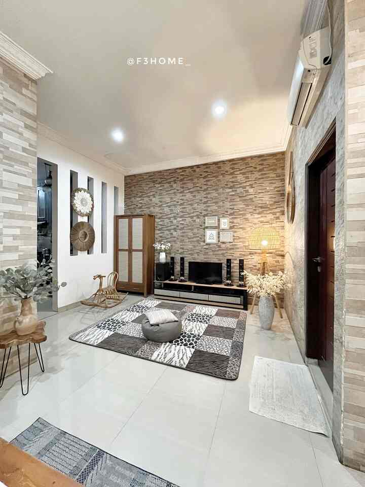 Ruang bermain anak-anak setelah pulang sekolah ya ruang TV ini.
Aku sengaja meletakan karpet busa anti slip, bean bag dan bantal biar mereka bermainnya lebih nyaman.


#inspirasidekoarasirumah #rumahnyaman #inspirasihomestyling #rumahramahanak #materialramahanak #childfriendlyhome