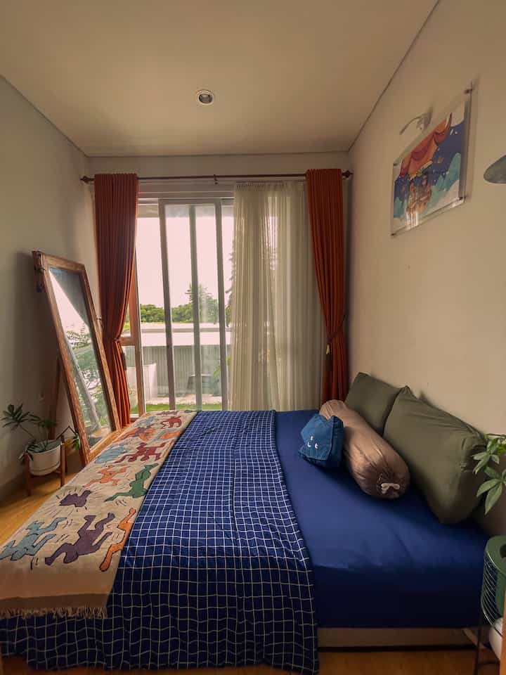 Material & Furnitur Ramah Anak yg nyaman🧑‍🧑‍🧒‍🧒
.
Beberapa furnitur & material nyaman untuk keluarga & anak kami implementasikan di beberapa ruangan, difokuskan pada point ;
“Ujung Furnitur yg TUMPUL, Berkaki PENDEK dan bahan material yg AMAN”;
.
Kamar:
🛌 Kasur Therapedic Back sense.
Dgn bahan ber-teknologi yg support tulang belakang untuk investasi jangka panjang, cocok untuk semua usia.
📚 Meja kerja + rias dgn Edging tumpul.
Design meja L yg kami request ke vendor dgn bentuk curvy yg tumpul menyatu dgn wardrobe. Mencegah supaya tidak mudah terpentok kepala.
.
Living Room:
🛋️ Sofa 2 seater kayu jati & togo Sofa pendek.
kayu jati yg sudah furnished glossy, busa berbahan kulit sintetis & berkaki pendek 25cm. dgn bahan tersebut perawatannya sangat mudah dibersihkan dan aman dari segi ketinggian.
🪵 Ambalan Tv kayu jati & coffee table bulat pendek.
Ambalan diinstall dgn ketinggian rendah agar tidak mudah menyandung kaki. Utk coffee table jg kami pilih bentuk bulat.
☕️Coffee table stainless.
Karna ujung stainless berbentuk lengkung & tidak mudah terpentok kaki.
🖼️ Material keramik tiles pada dinding tangga.
Looks yg mirip bata tp tetap aman dr cuaca krna tidak lembab & mudah dibersihkan.
.
Dinning Room.
🍽️ Meja makan & Bench dgn edging Tumpul.
Finishednya juga sudah furnis glossy yg halus, sehingga utk ruang sempit tidak khawatir ujung meja bisa melukai, krna kaki meja juga condong ke dalam.
.
Semoga bisa bermanfaat tips & rekomendasi material & furnitur kami untuk rumah nyaman & ramah anak ya 🫶🧑‍🧒‍🧒🐈
#RumahRamahAnak #MaterialRamahAnak #ChildFriendlyHome #KasurBackSense #MejaRias #DesignMejaKerja #SofaKayuJati #MejaMakanKayuFurnis #FurniturAman #KeramikBata 