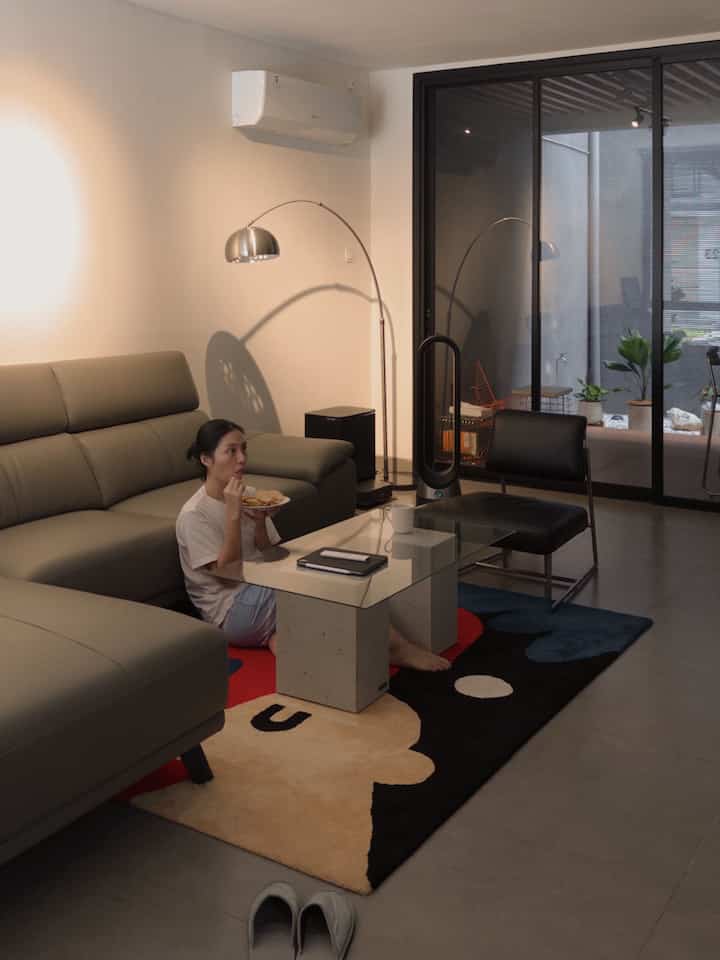 aktivitas sehari-hari saya dimulai dengan olahraga. lalu sesampainya di rumah langsung masak untuk suami dan beberes rumah. setelah semuanya selesai, saya biasa menghabiskan waktu di ruang tamu.

saya senang sekali menonton TV sambil menikmati cemilan. pada ruang tamu ini kami beri sentuhan karpet untuk menciptakan suasana lebih santai. jadi saat menonton TV atau ngobrol bisa duduk di sofa ataupun lesehan di karpet.

#sofaminimalis
#loungechairestetik
#lampuestetik
#lantaiminimalis
#momendirumah
#inspirasidekorasi
#ruanganfavorit