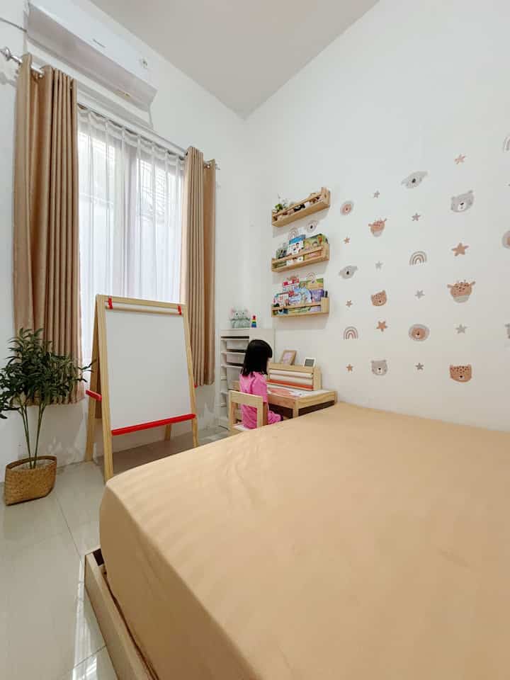 Kamar anak yang sengaja kami isi dengan semua perabotan ramah anak agar lebih nyaman dan aman. Contohnya meja belajar anak yang ukurannya tidak terlalu besar dan cocok untuk anak usia 3 tahun 🥰

Selain itu ada papan tulis yang bisa dipindah dan disesuaikan letaknya jika anak ingin bermain lebih leluasa 🪀

Ada juga divan yang tidak terlalu tinggi dengan ukuran 160 agar anak leluasa untuk tidur jika posisi tidurnya berpindah-pindah.

Tidak ketinggalan rak mainan dan rak buku yang disesuaikan dengan teman ruangan kamar ini.

Serta terdapat stiker tema hewan yang makin mempercantik kamar ini 🧸

Semoga informasi ini bermanfaat ya tetangga. 

#RumahRamahAnak #MaterialRamahAnak #ChildFriendlyHome #KamarAnak #MejaBelajarAnak #WallpaperEstetik #TempatTidurAnak #PapanTulisAnak #RakMainanAnak
