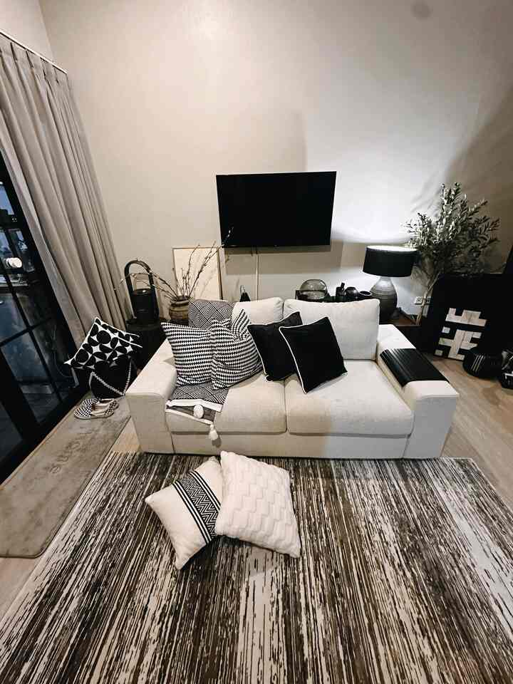 Inilah tampilan living room saat keponakan atau anak sahabat datang. Posisi yang sebelumnya menghadap TV kini berbalik (foto slide 5), agar pajangan lebih aman dan terhindar dari jangkauan anak.
Beberapa item dekorasi ramah anak diantaranya: 

1. Karpet Anti Slip: Tidak mudah bergeser dan aman untuk bermain anak, dengan tekstur halus dari bahan sutra sintetis (viscose).

2. Cushion Cover Lembut: Berbagai jenis dengan bahan lembut, aman untuk anak kecil.

3. Sofa Throw Blanket: Melindungi sofa putih saat anak bermain.

4. Meja TV Oval: Ujungnya oval, lebih aman untuk anak-anak.

5. Vinyl: Alternatif karpet untuk estetika, kehangatan, dan area bermain.


#rumahramahanak #materialramahanak #childfriendlyhome #karpetantislip #vynil #mejatumpul #sofathrowblanket #cushioncoverlembut #HomeDecor #LivingRoomDesign #ChildSafeHome #CozyLivingRoom #ChildFriendly #LivingRoomInspiration


