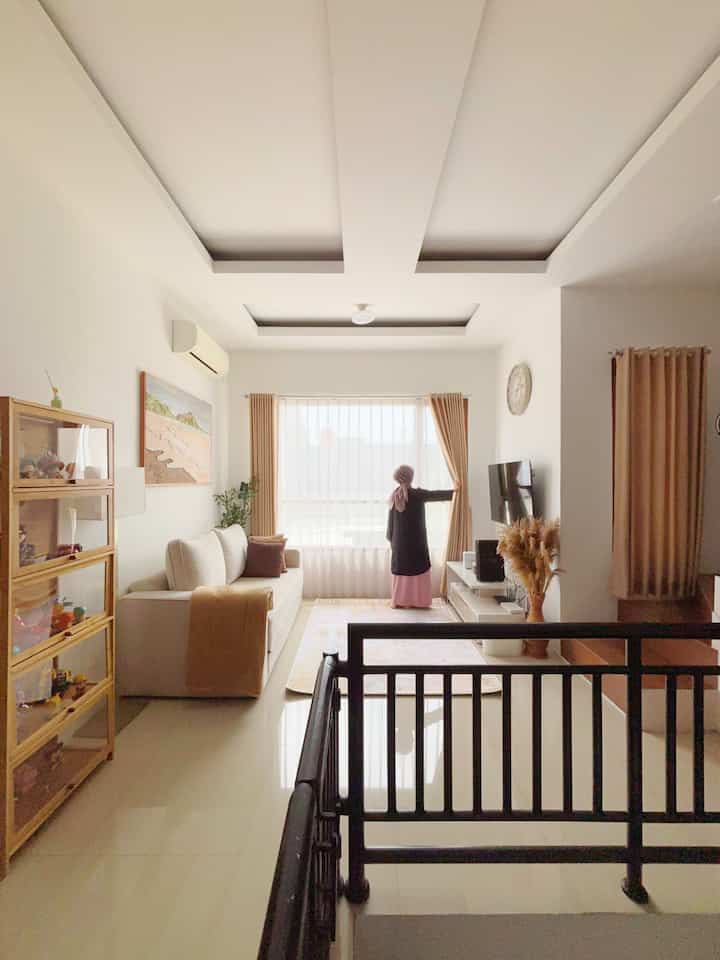 Momen favorite di rumah ini adalah saat sore hari, dimana rumah berlimpah sinar matahari dan menjadi sangat terang. Apalagi di ruang keluarga ini, bisa bersantai sambil menonton tv 

Ruangan ini dibuat senyaman mungkin dengan  menambahkan sofa bed ukuran 120 x 180 yang cukup besar. Tapi biasanya aku pribadi lebih suka posisinya tetap seperti sofa biasa.

Ada karpet juga yang makin mempercantik ruangan ini dan bisa dijadikan tempat untuk bersantai jika ingin menonton bersama-sama.

Ada lemari pajangan dan beberapa tanaman artificial juga di ruangan ini. Membuat rumah jadi makin hidup dan nyaman. 

#MomenDiRumah #InspirasiDekorasi #RuanganFavorit #RuangKeluarga #RuangNonton #InspirasiRuangKeluarga #LemariEstetik #KarpetEsterik #SofaBed