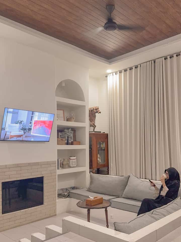 Area favorite, tempat untuk rehat dari rutinitas. Menikmati kopi sambil mendengarkan alunan musik.

#PlavonPVC #WarnaCatRumah #WallpaperDinding
#WallpaperEstetik  #Livingroom #MomenDiRumah #InspirasiDekorasi #RuanganFavorit