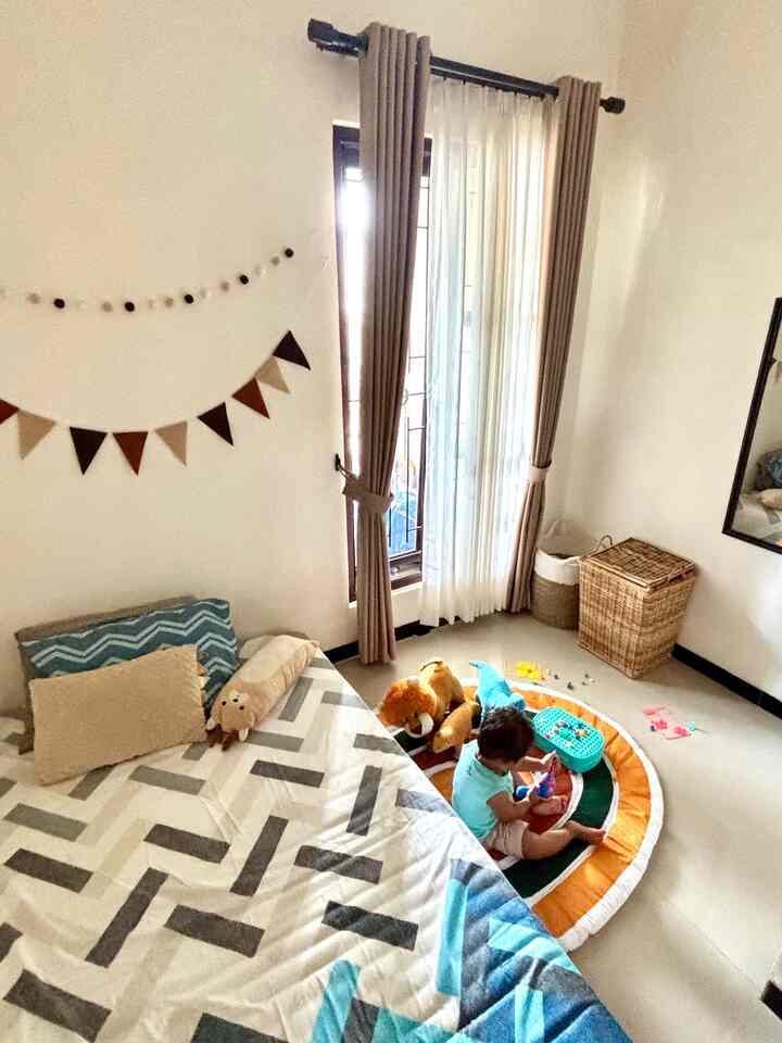 Tempat tidur saat ini belum menggunakan dipan agar meminimalisir resiko terjatuh❤️

Matras bermain busa untuk bermain agar lebih nyaman❤️

kotak mainan terbuat dari anyaman agar tidak membahayan anak saat mengambil mainannya sendiri❤️
#TempatTidurAnak #RumahRamahAnak #MaterialRamahAnak #ChildFriendlyHome #MatrasBermainAnak