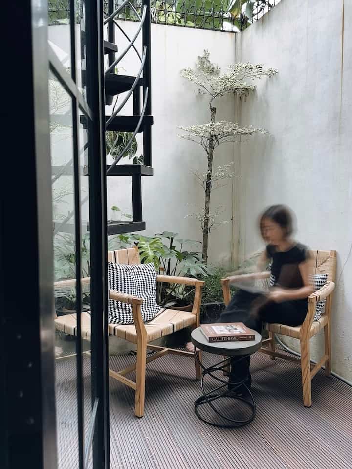 Area taman belakang adalah favorit kami di rumah. Area ini sangat multifungsi karena bisa digunakan digunakan untuk area olahraga dan bisa untuk area bersantai di sore hari. 

Tanaman hijau dan udara sore yang segar membuat kami nyaman bersantai di sini. Area ini pun menghadap langsung ke ruang tamu dan kamar utama.

#momendirumah #inspirasidekorasi #ruangfavorit #kursisantaikayu #lantaikayubengkirai #tanamanfavorit #cattembokexterior #lantaikeramik 
#tanamandekorasi