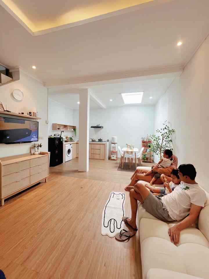 Ini diaa spot favorit di rumah kami 🥰
Living room menyatu dengan play area ini kami buat agar semua keluarga bisa berkumpul bersama.

Di area ini anak-anak bisa bermain dan menonton dengan nyaman. Tak lupa kami juga memilih warna furniture yg soft dan cerah agar area ini terlihat lega. Gimana menurut tetangga online? 🫶🏻



#catplavon #androidtv #kulkas #tablerunner #kesetkucing #perosotananak #mobilaki #momendirumah #inspirasidekorasi #ruanganfavorit