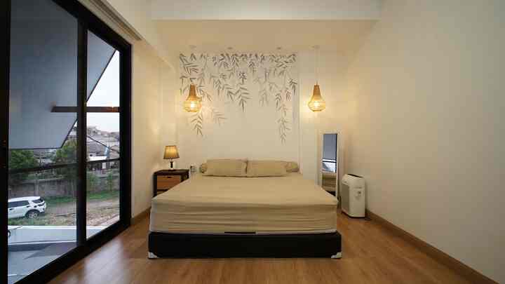 Tempat paling minimalis di rumah, tapi tetap jadi favorit. Dekornya masih minim, lemari pun belum ada. Tapi di sinilah tempat paling nyaman buat istirahat dan melepas lelah setelah seharian beraktivitas. Yang bikin makin betah? Mural daun di dinding yang kasih kesan adem, ditambah lampu rotan gantung yang bikin suasana makin hangat. Plus, kaca jendela besarnya bikin leluasa lihat kondisi luar tanpa khawatir terlihat dari luar—tinggal buka tirai lebar-lebar, tetap aman karena ada kaca film. Simpel, nyaman, dan tetap punya vibe cozy!

#MomenDiRumah #InspirasiDekorasi #RuanganFavorit #MuralDinding #LampuRotan #DesainInterior #HomeVibes #BedroomGoals #KacaFilmOneWay #LantaiSPC #JendelaKaca