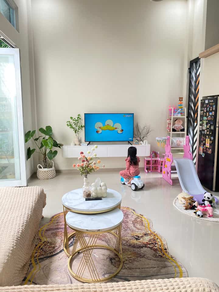 Inspirasi Furnitur Ramah Anak🥰

Haloo, karena dirumah kami kamar anak belum jadi dan anak masih tidur dengan kami jadi di ruangan open space living room inilah dimana kami dapat berkumpul bersama keluarga kecil kami sambil melihat anak bermain di pojok main ini. 
Dengan mengutamakan keselamatan dan keamanan anak kami, kami menggunakan 
1. Meja tv yg lengkung (Meja TV yg sudut tumpul/lengkung agar mencegah anak terjadinya cidera saat di dekat area TV)
2. Karpet bulu yg anti slip (agar anak kami saat bermain tetap nyaman dan karpet tidak mudah bergeser)
3. Stopkontak (kami menggunakan stopkontak yg tertutup yaitu di dalam laci meja TV dan belakang TV sehingga anak tidak mudah menjangkau area listrik). 

Ini spot bermain yg kids friendly dirumah kami 
Gimana menurut kalian🥰

#RumahRamahAnak #MaterialRamahAnak #ChildFriendlyHome #FurnitureTumpul #SofaMinimalis #KarpetAntiSlip #Deiraahouse #WarnaCatRumah
