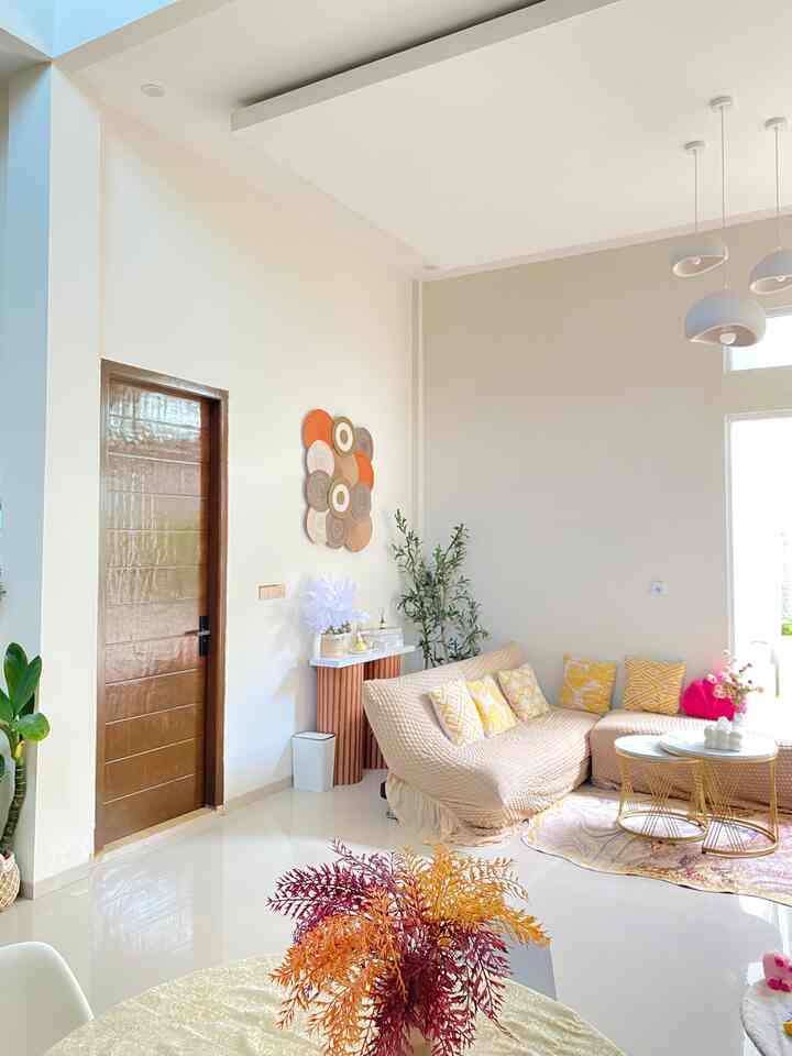 Di area living room inilah ruangan yg paling saya sukai.. banyak moment di ruangan ini yg saya sering habiskan waktunya untuk sekedar bersantai sambil minum teh dan cemilan, nonton netflix, membaca, scroll Sosmed, melihat tanaman segar yg bergoyang, menemani anak bermain sampai tempat untuk berkumpul bersama keluarga tercinta setelah seharian lelah bekerja dan beraktivitas. Semoga menginspirasi yah untuk semuanya 🫶🏻

#MomenDirumah #InspirasiDekorasi #WarnaCatRumah #RuanganFavorit #KarpetLantai #SofaMinimalis 