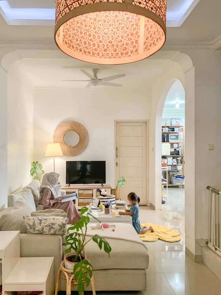 Moment favorit di rumah..🛋️🌿

Living room sekaligus family room ini ruang serba guna banget buat kami pasangan dengan 2 toddler. Meja serbaguna yang bisa dijadikan storage pas banget buat meja aktifitas anak sehari-hari seperti colouring, writing, atau main board game bareng saat weekend. Design sofa L minimalist juga sangat pas dengan layout ruangan ini, saya padukan dengan standing lamp untuk lampu baca…make it more comfortable💡✨

#standinglamp #sofaminimalist #familyroom #MomenDiRumah #InspirasiDekorasi #RuanganFavorit