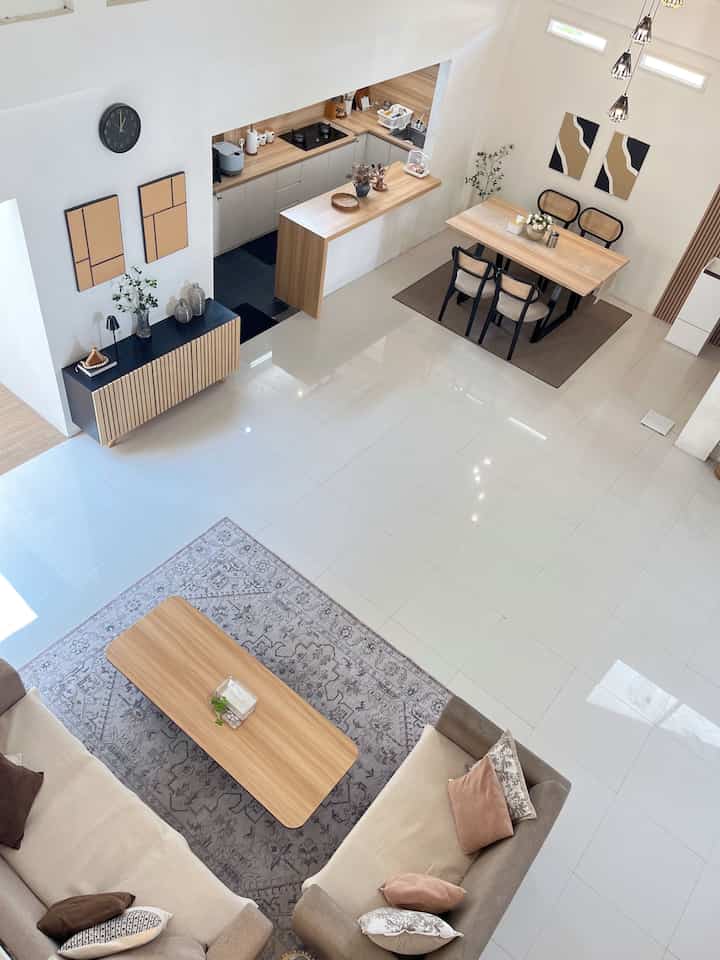 Karena area ini jadi area yang paling banyak kami gunakan, kami membuat ruangan ini agar bisa ramah anak, dengan meja yang sudutnya dibuat melengkung atau sudut tumpul dan bahan yang mudah dibersihkan, cat dinding yang ramah anak, karpet yang punya anti slip dan juga cover sofa untuk mencegah sofanya lebih bisa digunakan dengan leluasa tanpa kahawatir kotor. #RumahRamahAnak #MaterialRamahAnak #ChildFriendlyHome #MejaSudutTumpul #CatRamahAnak #MejaHPL #KarpetAntislip #CoverSofa