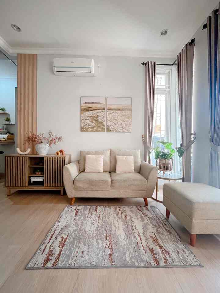 Livingroom dirumah.shacca 🤗

Livingroom yg merangkap sebagai famiyroom dirumah kami ini tidak terlalu luas, tapi amat sangat nyaman untuk berkumpul bersama sama dan bertukar cerita ..

Tidak menggunakan meja ruang tamu supaya space untuk bercengkrama lebih luas..

Penggunaan vinyl dan woodpanel menambah kesan warm dan hangat diruangan ini..

#SofaMinimalis
#StylingRuangTamu
#DekorasiLivingRoom
#InspirasiLivingRoom
#RuangTamuMinimalis
#RuangTamuJapandi
#InspirasiRuangTamuMinimalis
#HomeInspo