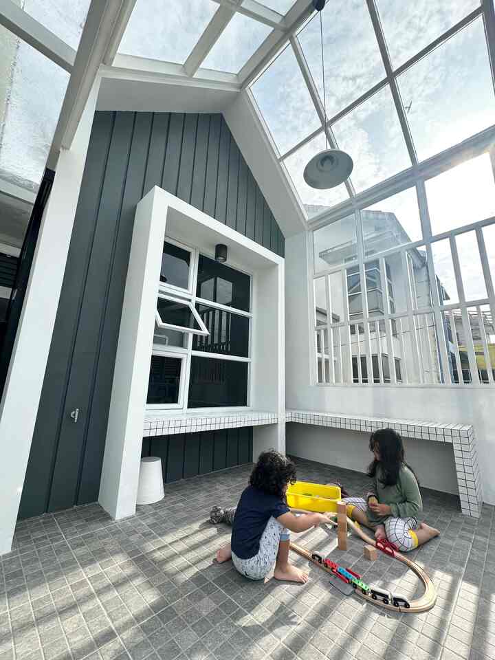 • Material Ramah Anak •

Hello, O!House friends, balkon ini aku desain khusus untuk anak-anak aku yang saat ini masih berusia 5 dan 3 tahun.
🔅 Kanopi dari kaca tempered agar anak-anak bisa berjemur di pagi hari tanpa khawatir kehujanan
🔅 Railing terbuat dari full kaca tempered (rangka besi hollow) agar anak-anak tidak bisa menyelip-nyelipkan tangan ke railing
🔅 Finishing lantai granit outdoor agar anak tidak terpeleset
🔅 Pembatas kisi-kisi besi dengan gap yang besar agar tangan anak tidak tersangkut

Semoga menginspirasi \(^•^)/

#RailingKacaTempered
#KanopiKaca
#GranitOutdoor
#RumahRamahAnak
#MaterialRamahAnak
#ChildFriendlyHome