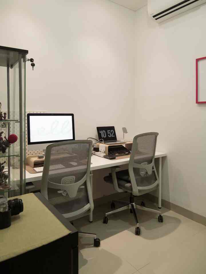 Salah satu momen favorit kami di rumah adalah waktu di mana kerjaan ga terlalu banyak dan kami bisa bekerja sambil nonton atau screen time lainnya di home office kami. Waktu siang hari lebih nyaman di sini karena sudah ada ac juga sih jadi lebih adem dibanding di living room. Hahaha..

#kursiergonomis #mejakerja #dudukanmonitor #rollerblind #momendirumah #inspirasidekorasi #ruanganfavorit