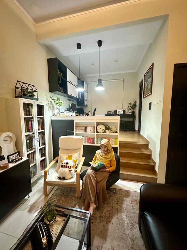 • Reading Time at Night •

Hello, O!House friends, one of my favorite moments at home is when I read a book at night after the kids go to bed. I designed this living room to accommodate my love of reading.

🌀Bookcase to store books so they don't get dusty easily
🔅 Bookshelves to display my favorite book collections and the ones I often read
🌀 Long sofa for reading while lying down
🔅 Armchair for reading while sitting leaning back
🌀 Standing lamps and hanging lamps for reading purposes in several different corners
🔅 Thick and soft carpets so that your feet feel comfortable when sitting on a chair/sofa
🌀 Pillows/dolls for added comfort

#Armchair
#HangingLamp
#MomentsAtHome
#DecorationInspiration
#FavoriteRoom
#ComfortableCarpet
#LivingRoom