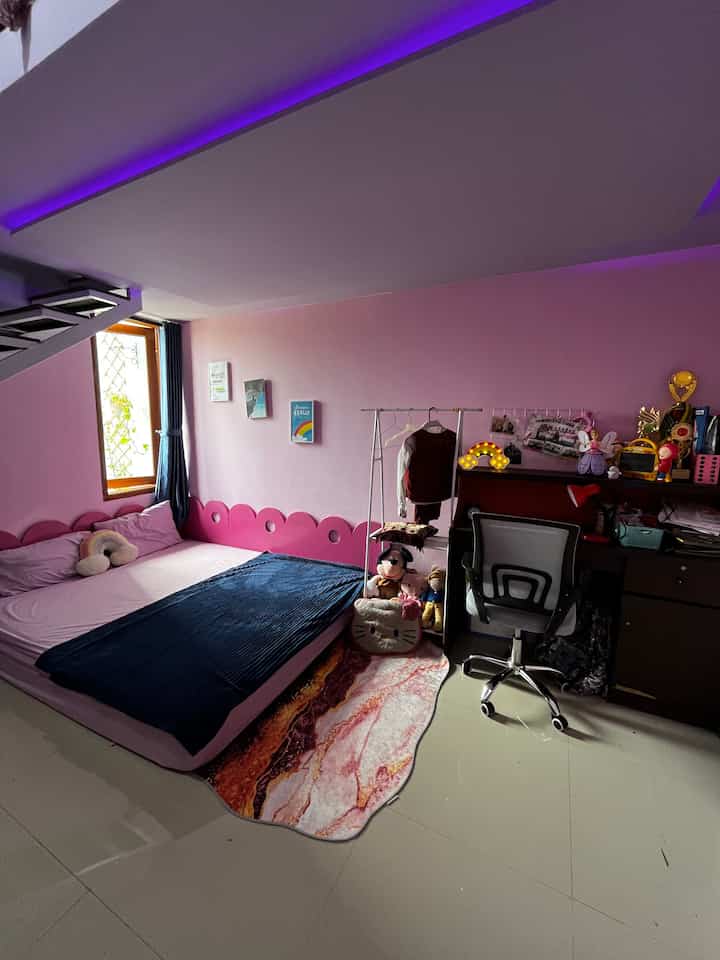 Kamar anak ini berukuran 3x4 m, tinggi kamar kami lebihkan 1 meter dari ruangan lainnya dengan tujuan membuat kamar mezanine. Kami pakai cat dengan warna pink karena semuanya terdapat anak perempuan di rumah ini. 
Sebetulnya kamar ini 2 in 1 karena di dalam kamar ada 2 kamar yang kami buat dengan desain mezanine. 
Materialnya dari papan multi dan besi hollow lalu untuk kamar bawah kami tutup dengan plafon GRC yang di cat warna pastel dan dihiasa dengan lampu LED agar suasana makin hangat. 

#RumahRamahAnak
#MaterialRamahAnak
#ChildFriendlyHome
#MejaBelajarAnak
#TempatTidurAnak
#KamarAnakPerempuan
#Kursibelajar
#MejaBelajar
#DesainKamarAnak
