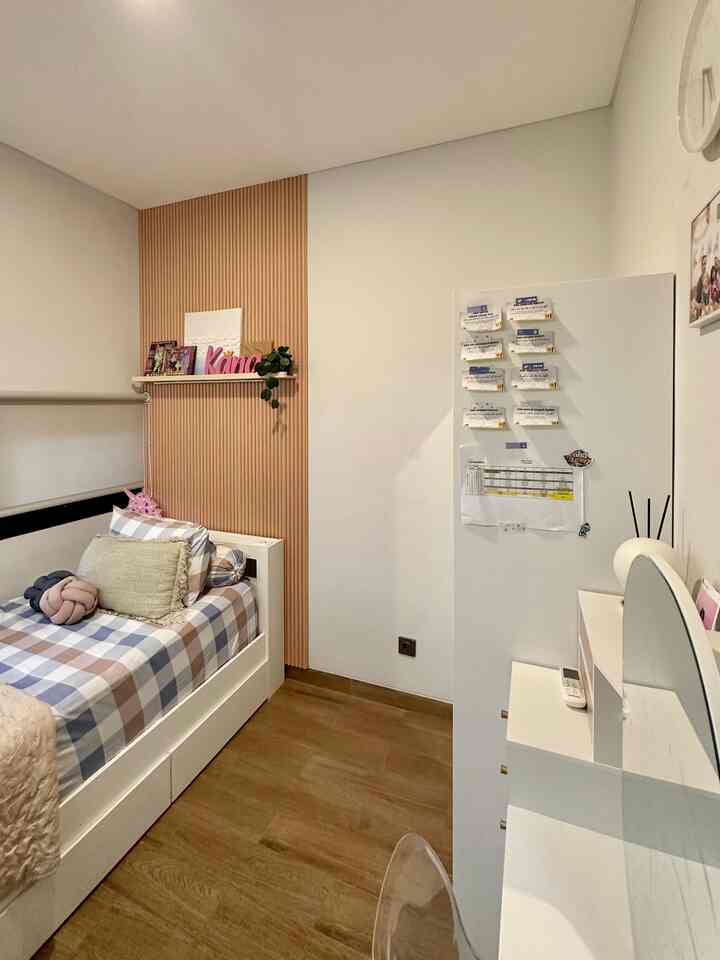 Bikin kamar ukuran 2,5 x 2,8 meter buat anak tapi tetap aman dan nyaman ✨

Bikin rumah yang aman buat anak banyak hal yang harus diperhatikan. Terutama kamar anak, tempat anak-anak istirahat saat malam atau belajar di dalam kamar. 
Walaupun kamar ini luasnya terbatas, tapi tetap nyaman. Kami menggunakan cat warna terang dengan kualitas yang baik supaya bahan kimia dari cat tidak terhirup oleh anak. Kemudian memilih furniture yang compat dan penataannya disesuaikan dengan kebutuhan dan tinggi badan anak. 

#RumahRamahAnak
#MaterialRamahAnak
#ChildFriendlyHome
#Homedecor
#Bedroominspo
#Kidsbedroom
#Kamaranak
#kamarestetik