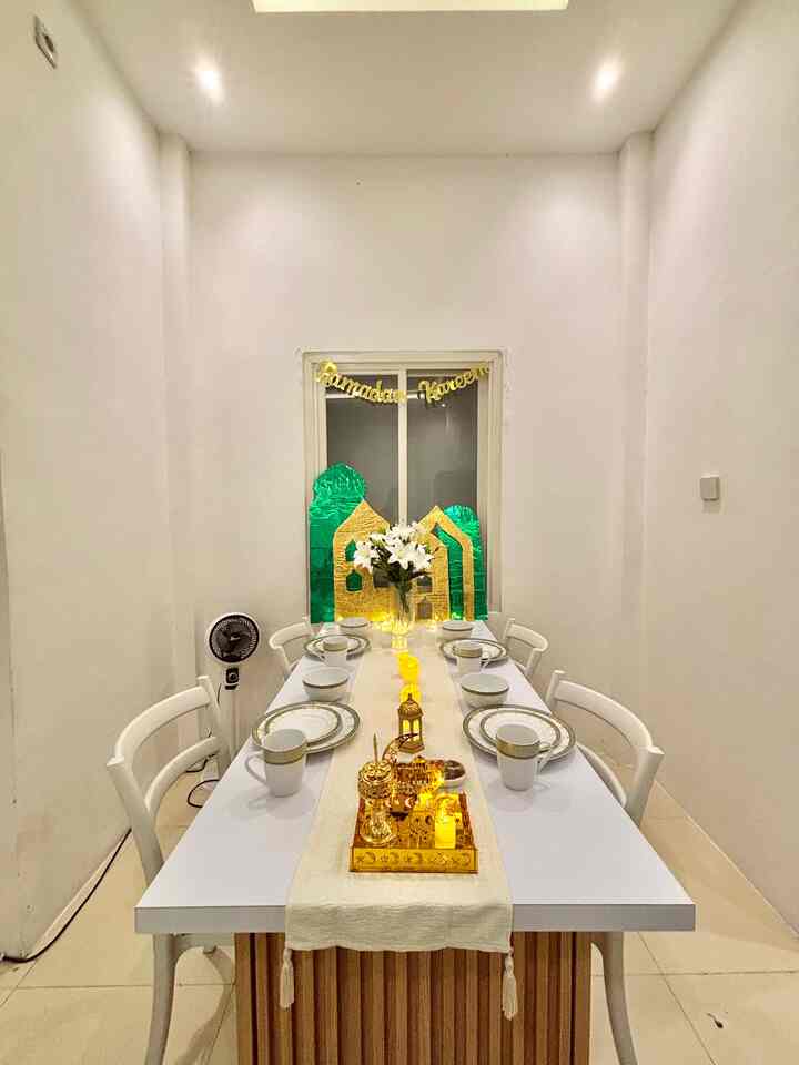 Ruang makan masih menjadi tempat favorit ku,, disini aku menata alat makan dan menyajikan menu2 kesukaan keluarga, kami semua berkumpul ketika makan sambil berbincang hangat #cat #warnacatruman #mejamakan #ruangmakan #momendirumah #inspirasidekorasi #ruanganfavorit 