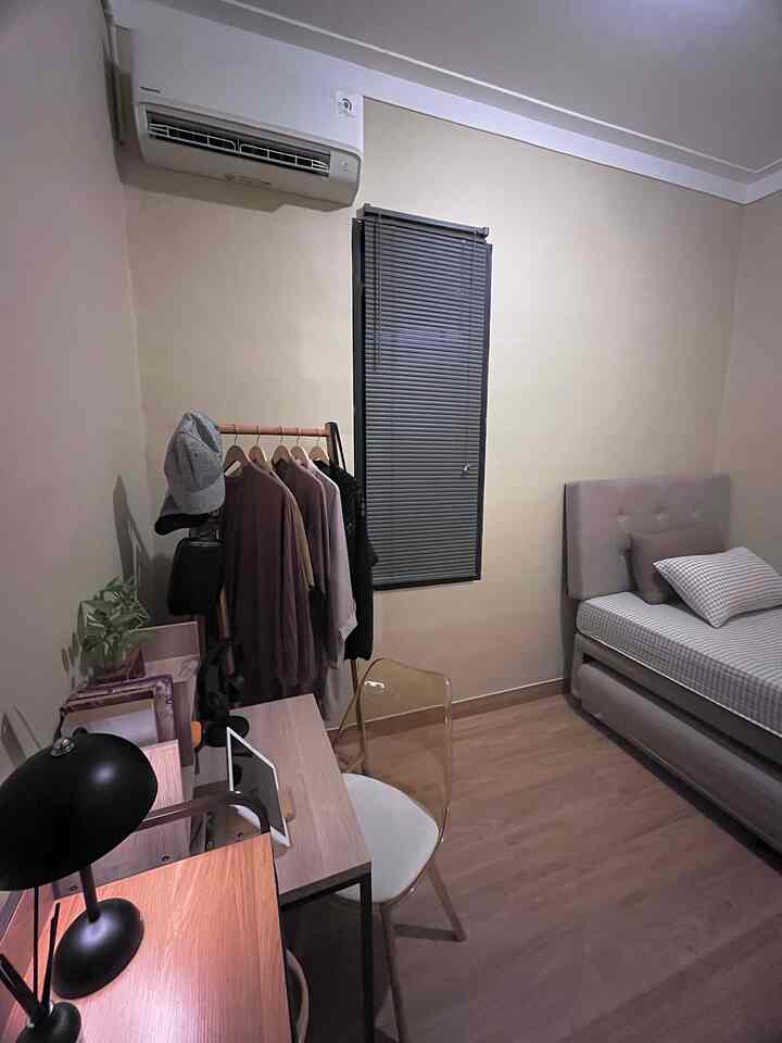 Hai ketemu lagi dengan kamar yang ada di lantai 1 ini, aq coba share apa yang membuat kamar ini menjadi sangat nyaman menurut aku 

1. Venetian Blind, kenapa bukan Gorden? Simpel, karena aq ga suka nyuci gorden 😄, cukup lap-lap aja beres 
2. SPC Flooring, ini kalau buat kamar juara bikin ruangan jadi warm dan nyaman 
3. Cat Interior Spot Less, ini kudu wajib untuk dinding dalam rumah karena mudah dibersihkan

Semoga menginspirasi ya temen temen 

#inspirasidekorasirumah #rumahnyaman #inspirasihomestyling #spcflooring #lantaispc #kamarnyaman #kamarminimalis