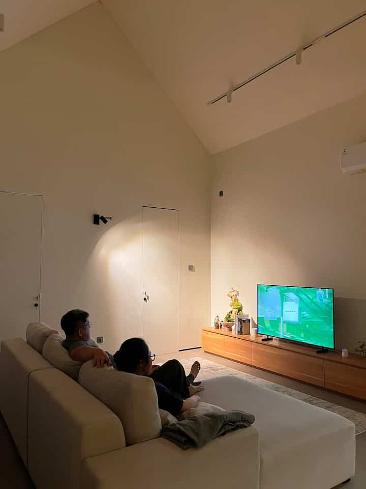 #MomenDiRumah Our most favorite time is dinner and watching TV! With cozy lighting, the ambiance becomes warmer and more comfortable 💖 #InspirasiDekorasi #RuanganFavorit #livingroom #dinner #diningroom #nonton #movienight #cozylight #warmlighting #nightlamp