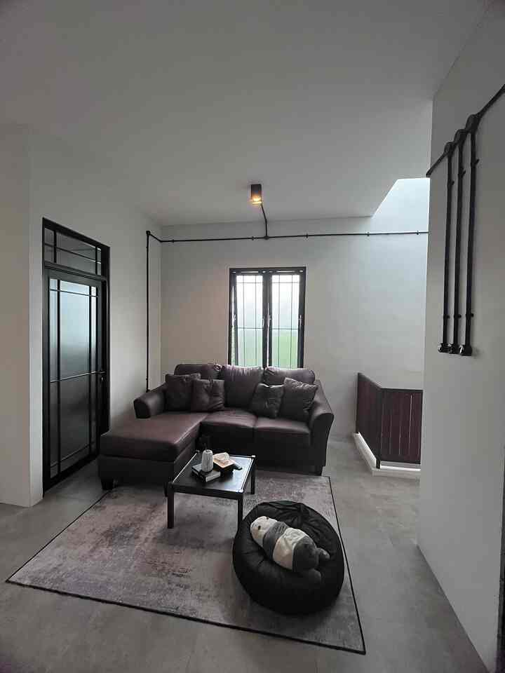 Tempat nyaman setelah lantai 2 jadi adalah living room ini

Banyak kegiatan yang aku lakukan disini, bahkan kalau lagi lipet lipet baju atau seterika bisa disini sambil nonton netflix di tv 

Suami juga suka di ruangan ini , nonton film sampe ketiduran 😄

Yang ngebuat betah tentu sofa letter L ini , karena kita lebih banyak rebahannya daripada duduk di sofa ini hahaha , 

Oh ya “mini pantry” ala kami juga bikin ruangan ini jadi nyaman , meletakan dispenser di lantai 2 ini merupakan keputusan terbaik kami agar kalau butuh bikin kopi atau sekedar minum air putih ga perlu ke lantai 1 

semoga menginspirasi yak

#inspirasirumah #minipantry #ruangtelevisi #momendirumah #inspirasidekorasi #ruanganfavorit