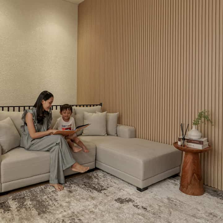 Salah satu spot favorit dirumah kita adalah living room, ngobrol, belajar,, nonton, main sama anak anak. Sebelumnya ruangan ini kecil banget, lalu kami perluas dengan cut balkon kecil di belakang rumah dan mengaplikasikan jendela besar. Jadi makin happy deh kumpul bareng sama suami dan anak anak disini ❤️
#MomentDirumah #InspirasiDekorasi #RuanganFavorit #livingroom #SofaLetterL #LantaiSPC #HPL 
