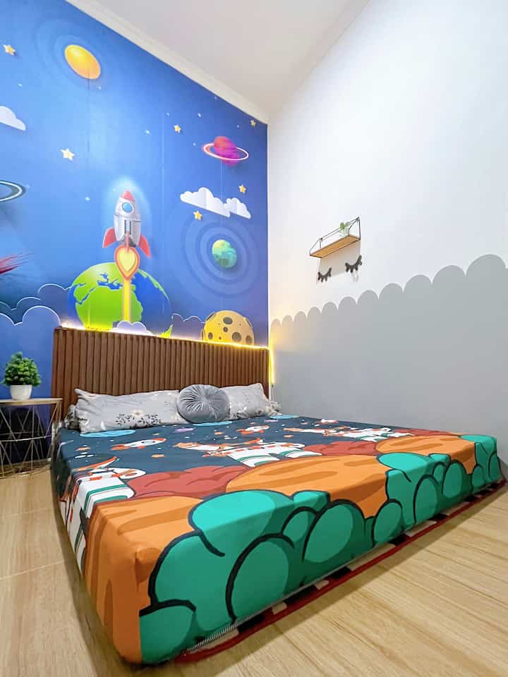 Material dan furniture ramah anak ✨

Kamar anak ini sebener nya belum d tempati, tapi sekarnag kami gunakan untuk tempat bermain anak makanya kami desain menggunakan furniture yang ramah anak.

1. Kasur lesehan, kami gunakan kasur lesehan agar aman dan  menghindari ketika anak bermain di kasur takut terjatuh ke lantai.

2. Lantai keramik doff berbahan yang sangat ramah anak sehingga terhindar takut kalo anak lagi bermain terpeleset.

3. Karpet, kami gunakan karpet anti slip agar ketika anak bermain tidak licin sehingga lebih aman.

4. Mainan anak yang berbahan ramah lingkungan dan kids friendly 

Semoga menginspirasi 🤗

#RumahRamahAnak #MaterialRamahAnak #ChildFriendlyHome #KamarAnak #WarnaCat #DesainKamarAnak  

