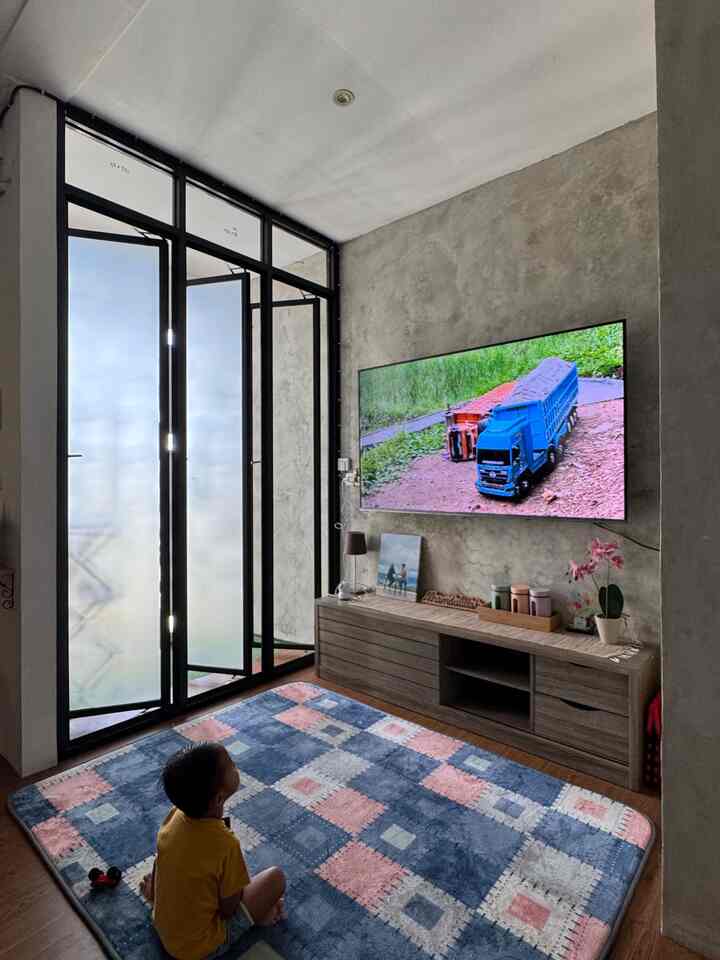 Menciptakan rumah yang ramah anak tak hanya berkonsentrasi pada membuatnya merasa sesenang mungkin. Di kamar ini anakku suka banget sambil bermain dan sambil nonton, cukup dengan udara dan ventilasi yang baik sambil memberikan dekorasi karpet anak-anak bebas selonjoran disini dan sangat aman tentunya hehehe 
Tips menara rumah ramah anak 
1. Memastikan benda-benda berbahaya jauh dari jangkauan anak
2. Punya jadwal belajar dan bangun suasana yang mendukung

#RumahRamahAnak
#MaterialRamahAnak
#ChildFriendyHome
#LantaiVinylKayu
#CatDindingAcian
#RakTV
#RumahIndustrial
#KamarIndustial 
