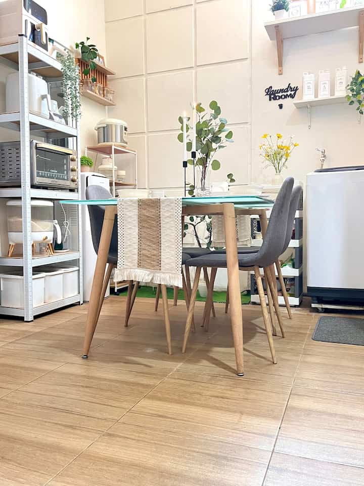 Waktu atau momen favorit di rumah ketika makan malam, biasanya kami berkumpul ketika makan malam sembari cerita tentang kegiatan hari itu sambil makan malam bersama. 

Kalau kalian tempat atau momen favorit di rumah di mana? Tulis di kolom komentar 🤗

#MomenDiRumah #InspirasiDekorasi #RuanganFavorit #RuangMakan #PiringMakanAlaHotel #DinnerDiRumah #WarnaCatRumah #KeramikLantai