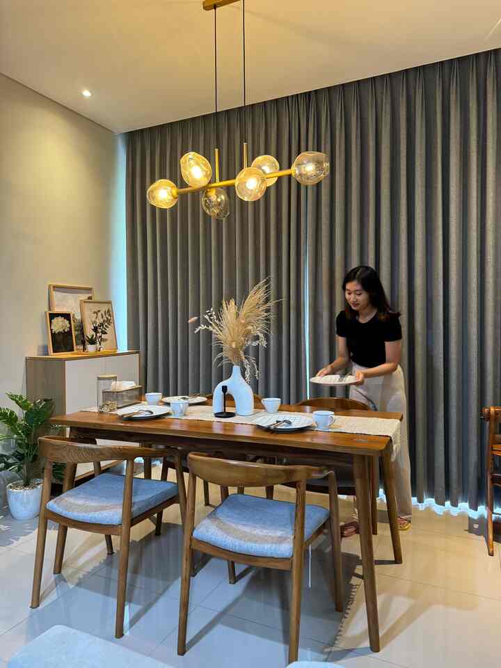 Selain living room, spot favorit aku adalah my dining area ini. Pas nyiapin makanan buat keluarga adalah momen yang paling aku nantikan alias momen favorit buatku!! 🥰 Gatau knp bawaannya happy aja hihi ngga lupa santai sejenak dan ngopi sore 🤎

#KitchenSet /
#KitchenSetMinimalis / #PlavonPVC /
#WarnaCatRumah / #WallpaperDinding /
#WallpaperEstetik / #Cat
#MomenDiRumah
#InspirasiDekorasi
#RuanganFavorit
