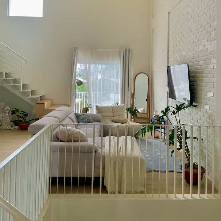 Kata siapa punya lantai kayu itu harus pakai parquet? Bisa juga loh pake material ini:
Granit Motif Kayu ✨ #RumahSeupil

Based on articles yang ku baca mostly “granit” lebih low maintenance dan juga awet ketimbang parquet. Tahan rayap juga karena bukan kayu solid kan, hanya motifnya aja seperti kayu padahaaal stones 😆

Hasilnya kayak family room aku nih, aku sih suka banget ya! Apalagi biaya pasangnya JAUH LEBIH MURAH daripada parquet 👀

#materialrumah #lantaigranit #inspirasidekorasirumah #inspirasihomestyling #rumahnyaman #penggantilantaikayu 