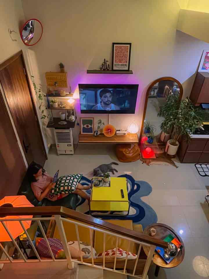 Favorite Moments & Spots at first21.haus🫶
.
🌄Living Room - Night time.
After breaking the fast & praying is the most relaxing time because we are no longer busy preparing food & drinks. We can enjoy coffee, watch movies while occasionally checking our work on the iPad. Accompanied by Popo who can't be far from the window because our straycat friends often come to ask for food 🐈, although Popo is very aggressive about territory, but Oyen is very friendly, playful, doesn't want to be hostile to Popo who is fierce & alpha 🥹
.
🍽️ Dining Table during Sahur.
I don't know why Sahur time in the month of Ramadan is the time that makes us the most excited. Although sometimes our dishes are iftar dishes that we warm up. But at this time the atmosphere feels calmer & more comfortable. maybe because now is the moment we can enjoy sahur at home with our little family 🫶
.
#MomentsAtHome #InspirasiDekorasi #RuanganFavorit #MomenFavoritDirumah #NightVibe #MomenSahurdiRumah #SarungBantalEstetik #PotEstetik #GoogleTv #LantaiLivingRoom #ceritaAnabul 