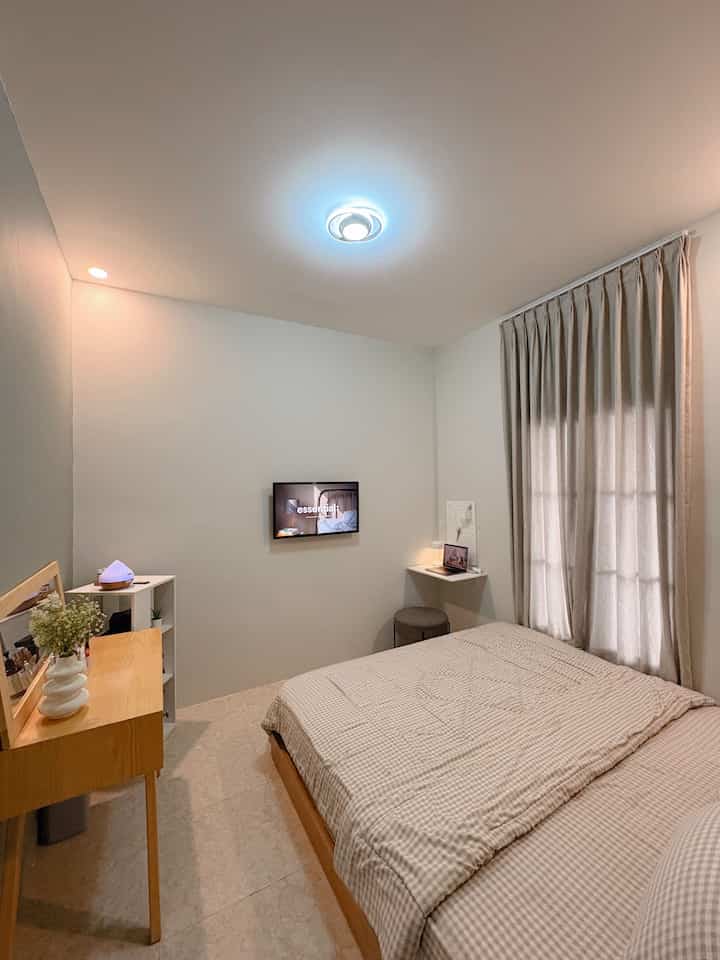 Spot baru di kamar ini adalah pojokan mencari cuan atau meja kerja 😂 
Selama ini aku kalau kerja ya di meja makan dan di meja rias. Tapi setelah itu, aku pikir untuk menambahkan meja kerja saja di dalam kamar. Aku hanya pakai meja kerja lipat dan pegboard sebagai dekorasi. Untuk warnanya aku pilih putih, supaya ga bosan dengan kayu terus. Inspirasinya dari pinterest.
#Cat #MomentDiRumah #InspirasiDekorasi #RuanganFavorit #MejaKerja #MejaLipat #WarnaCatRumah