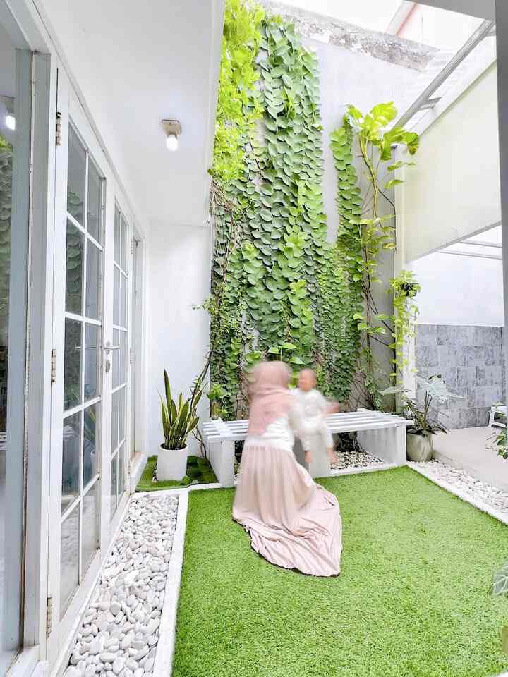 🔆 Momen Favorit 🔆

Dulu tuh pengen bangeeett punya rumah ada backyardnya, karena pengen grounding, berjemur, main sama anak, tanpa harus terlihat tetangga, maklum yah introvert garis keras 🥹
Lalu sekarang terwujud ✨
Aku nobatkan taman belakang ini sebagai tempat favoritku di rumah.
Kebetulan taman belakang ini langsung connect ke 3 area sekligus; kamar utama, laundry room, dan dapur, bahkan masih bisa terjangkau ngobrol ke lantai 2 dari jendela kamar anak dan ruang tv, benar-benar jadi center of view di rumah.
Jadi, di taman belakang ini aku bisa multitasking main sama anak, sambil sesekali melihat masakan apa sudah matang atau mengambil sarapan, mencuci baju, atau tiduran di kasur sambil mengawasi si anak bermain, bahkan ngobrol sama si kakak yang ada di lantai 2 dari jendela kamarnya.
Di sini aku memakai rumput sintetis supaya lebih bersih dan low maintenance, karena rumput hidup sebelumnya tidak pernah maksimal pertumbuhannya.
Pagi-pagi, bermain bersama anak,sambil berjemur dan menikmati sarapan adalah momen favoritku di rumah ini. Menyerap vitamin D dengan maksimal, pekerjaan rumah bisa sekalian dihandle, bonding dengan anak semakin erat, dan perut kenyang karena sambil ngemil, ehehehe 🫶🏻

#Backyard
#TamanBelakang
#TamanMinimalis
#Grounding
#RumputSintetis
#TanamanRambat
#KursiTaman
#MomenDiRumah
#InspirasiDekorasi
#RuanganFavorit