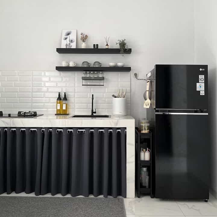 Pemilihan material sangat penting untuk menambah kesan nyaman di rumah. 
Ada beberapa material yang kami pilih untuk dapur kami dengan tujuan untuk menambah kenyamanan walaupun dengan budget yang terbatas
📌Backsplash
Di dapur kami ini menggunakan backsplash dari bahan granit dengan tujuan agar mudah dibersihkan setelah dapur digunakan untuk memasak
📌Kompor tanam
Di dapur kami ini menggunakan kompor tanam dari bahan tampered glass, untuk memberikan kesan minimalis dan juga mudah dalam perawatan
📌Gorden kolong dapur
Karna di dapur kami belum ada kitchen set, kami memilih gorden waterproof untuk menutup bawah meja dapur


#InspirasiDekorasiRumah
#RumahNyaman
#InspirasiHomeStyling
#InspirasiDekorDapur
#DapurNyaman
#DapurMinimalis
#TamperedGlass
#KomporTanam
#GordenDapur
