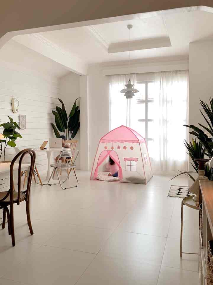 Aku punya 2 anak usia 9 dan 6 tahun.. Makanya, rumah ini didesain ramah anak.. Aku menggunakan rak pendek (kallax ikea) untuk menyimpan buku-buku dan mainan jadi mereka dengan mudah mengambil sendiri.. aku juga memilih meja bundar, kursi dengan ujung melengkung untuk meminimalisir kemungkinan terjadinya cedera..karena rumah ini minimalist dengan sedikit barang, mainan seperti tenda anak dapat muat di livingroom ini :) #warnacatrumah #rumahramahanak #materialramahanak #childfriendlyhome #rumahminimalis #homeinspo #ruangbermainanak #livingroomdecor