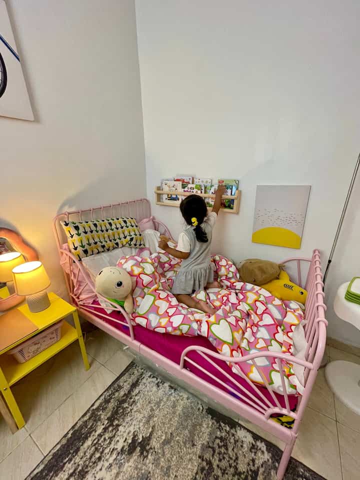 Kamar Anak Nyaman & Aman ✨👦👧

Buat anak-anak, kamar bukan cuma tempat tidur, tapi juga ruang eksplorasi! Karena itu, pemilihan material dan furniture harus ekstra dipikirkan.

🖌 Dinding Aman dari Noda & Bakteri
Gunakan cat anti-bakterial yang nggak cuma melindungi dari kuman, tapi juga mudah dibersihkan saat si kecil bereksperimen dengan krayon atau tangannya yang penuh cokelat.

🛏 Tempat Tidur Tumbuh Bersama Anak
Pilih MINNEN bed, ranjang adjustable yang bisa diperpanjang ke 3 ukuran berbeda. Dari kecil sampai lebih besar, tetap nyaman tanpa harus beli baru setiap beberapa tahun sekali!

Dengan kombinasi ini, kamar anak jadi lebih hygienis, nyaman, dan ramah tumbuh kembang. Si kecil happy, orang tua tenang! ❤️

#HomeDecor #KamarAnak #MinnenBed #WarnaCatRumah #KidsRoom #RumahRamahAnak #MaterialRamahAnak #ChildFriendlyHome