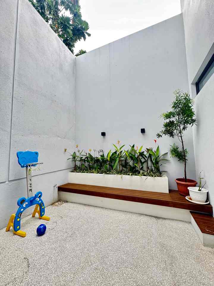 Menciptakan taman belakang yang aman dan menyenangkan untuk si kecil 🌿👶✨. Taman kering ini terbuat dari material lantai batu sikat yang anti-slip, anak bebas berlarian dan bermain tanpa khawatir terpeleset! Ditambah ring basket mini yang jadi favoritnya, taman ini jadi tempat sempurna untuk aktivitas motorik yang seru. Di sisi sebelah kanan ada pijakan untuk anak menuju arah planter box

Planter box dibuat untuk menambah kesan tropis, di sisi sebelah kanan ada pot kecil dikhususkan untuk si kecil belajar bercocok tanam, ajarkan anak rasa bertanggung jawab dan bersabar dalam merawat tanaman. Yuk, bagikan juga ide taman ramah anak versi kamu! 🌸


#WarnaCatRumah #BatuSikatTaman #TamanRamahAnak #RumahRamahAnak #MaterialRamahAnak #ChildFriendlyHome #KeamananBermain #OutdoorFun 